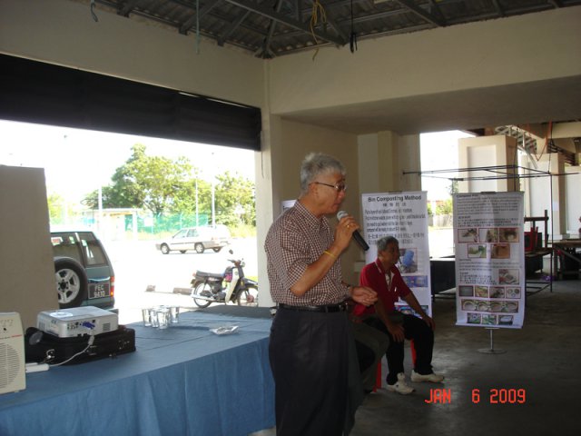 YB Tuan Phee Boon Poh merasmikan taklimat membuat kompos di pasar Bagan Ajam pada 6-1-2009